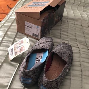 Toms. NWT
